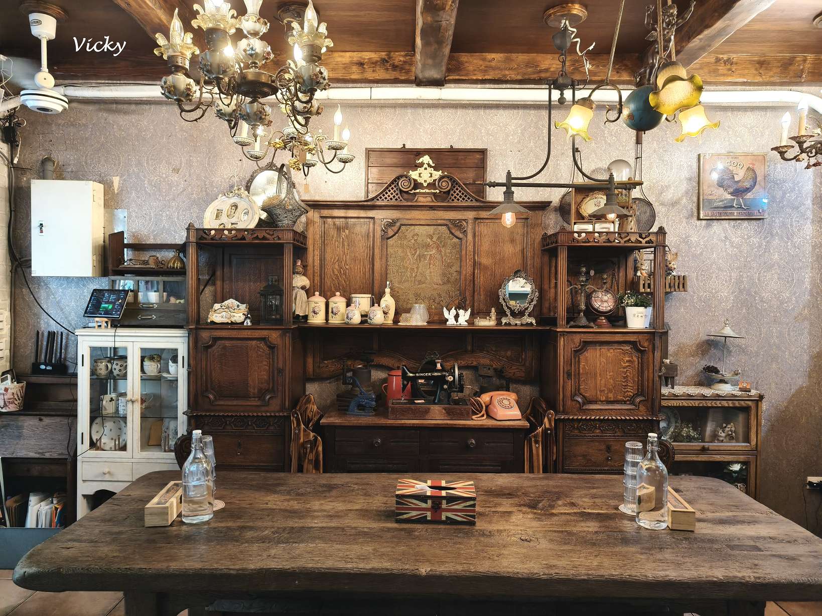 小孩吃素崇仁店內用環境，溫馨的歐式鄉村雜貨風裝潢與木質餐桌椅