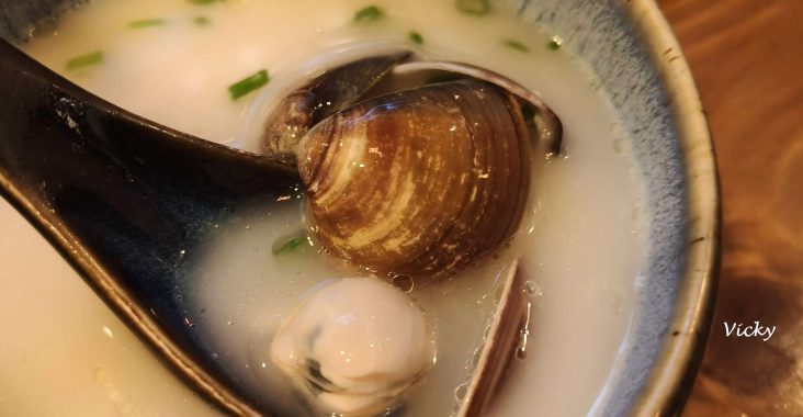 澪三酒食必點暖心料理「雞白蛤蜊湯」，乳白色濃郁湯頭搭配飽滿鮮甜蛤蜊
