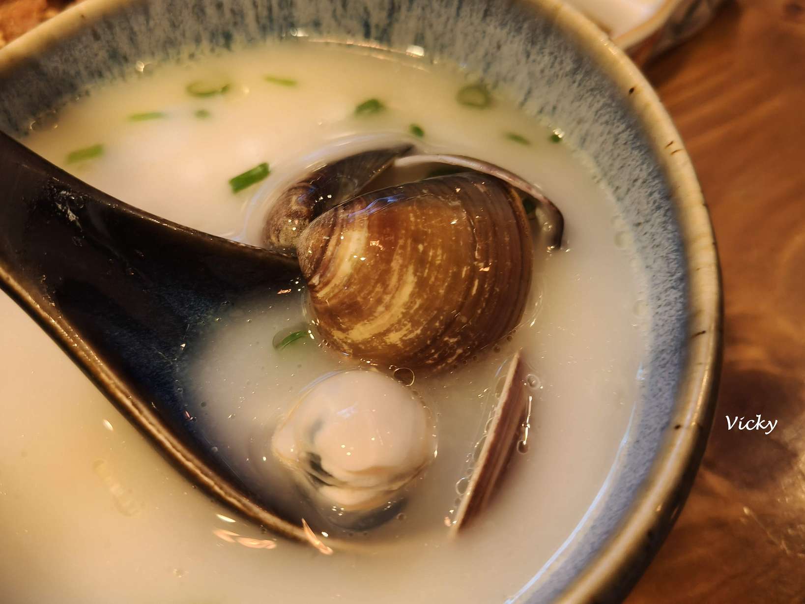澪三酒食必點暖心料理「雞白蛤蜊湯」，乳白色濃郁湯頭搭配飽滿鮮甜蛤蜊