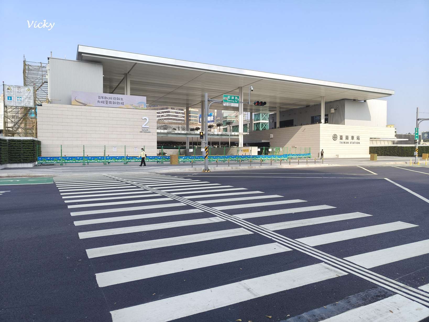 全新落成的台南市區鐵路地下化新站體外觀,牆面掛有「百年軌跡迎新生」標語,展現府城新舊交融的時代意義。