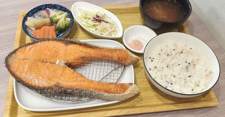 台南白首定食崇善店的厚切鮭魚定食，包含大尺寸煎鮭魚、黎麥飯、味噌湯、沙拉與配菜