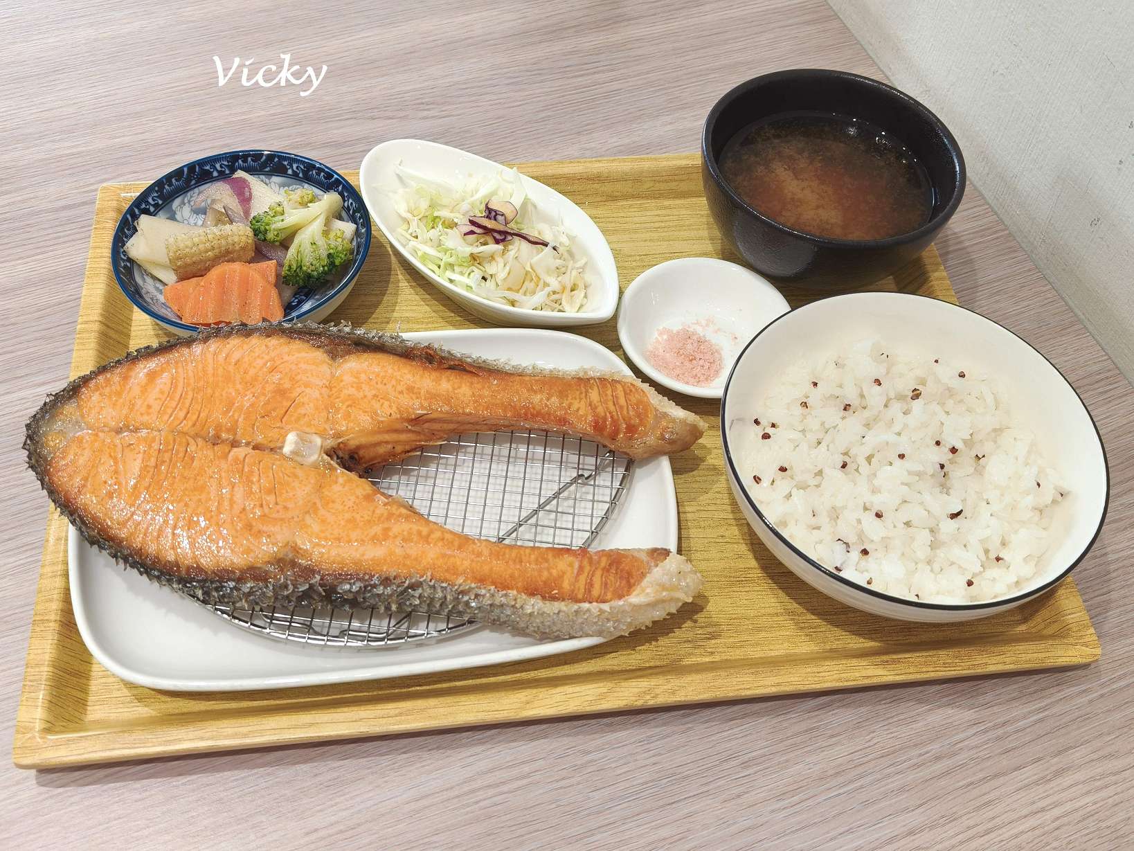 台南白首定食崇善店的厚切鮭魚定食,包含大尺寸煎鮭魚、黎麥飯、味噌湯、沙拉與配菜