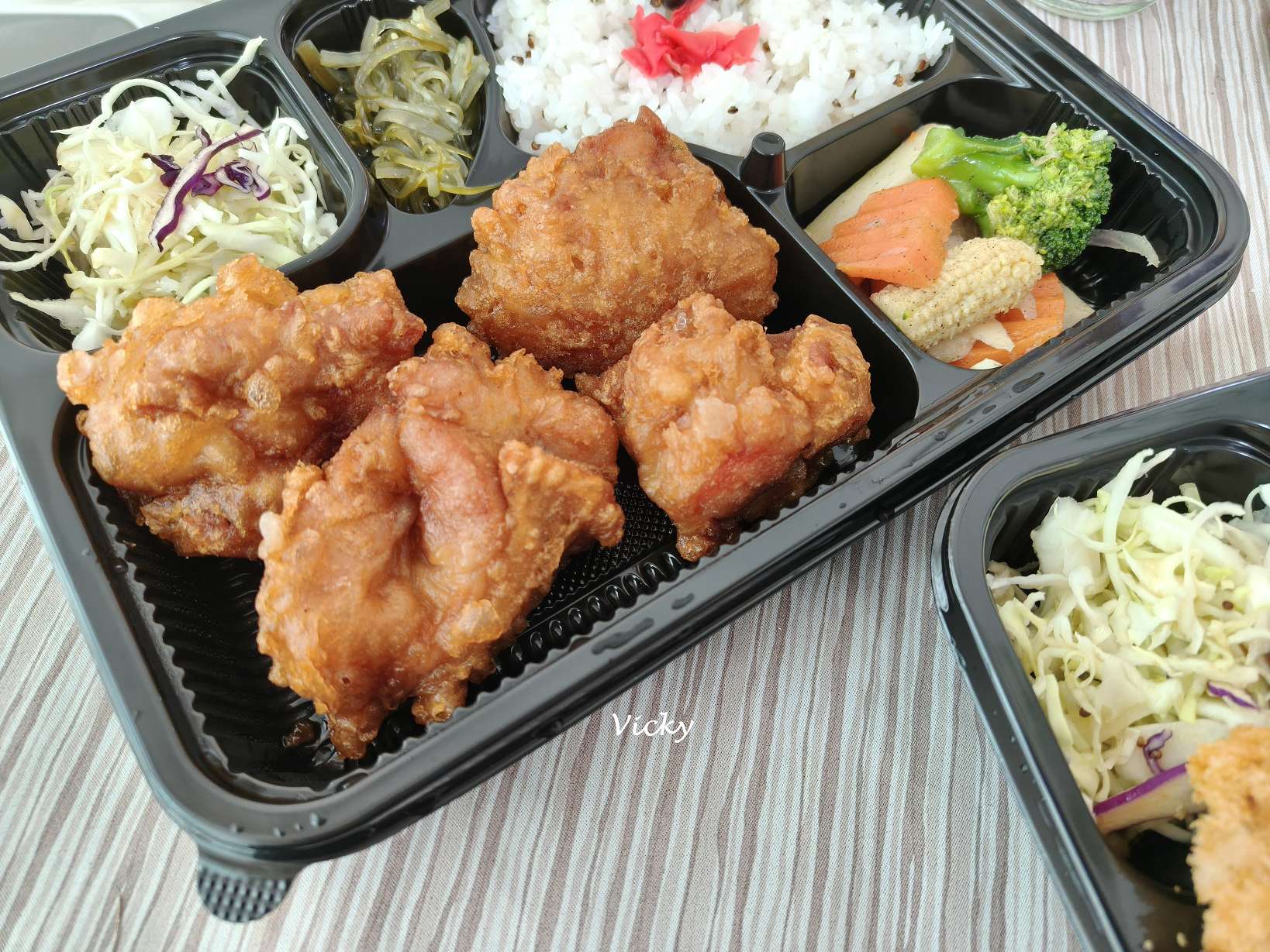 台南平價日式定食外帶便當,白首定食的和風唐揚雞餐盒配有黎麥飯與豐富配菜