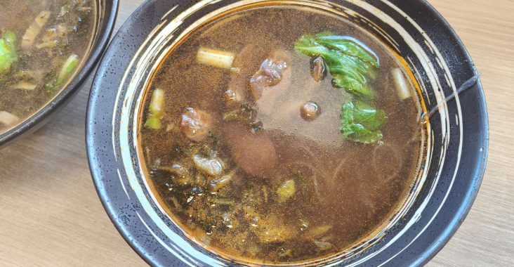 台南生產路佳福川味牛肉麵特寫，半筋半肉軟嫩多汁且吸附濃郁中藥湯頭。