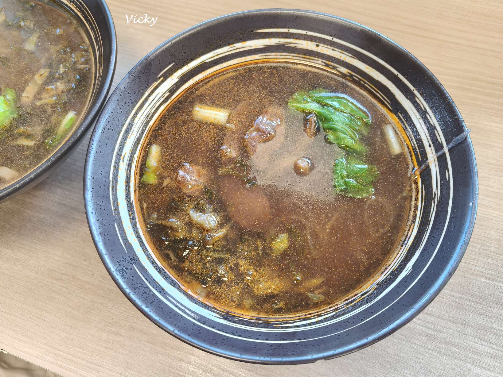 台南生產路佳福川味牛肉麵特寫,半筋半肉軟嫩多汁且吸附濃郁中藥湯頭。