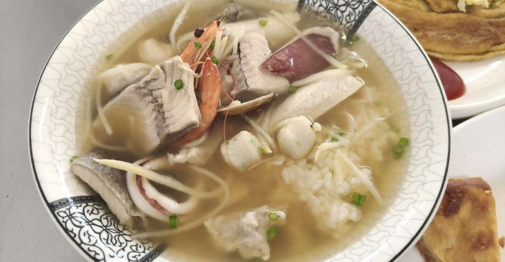 台南七股阿月虱目魚招牌海鮮粥，內含鮮蝦、蚵仔、虱目魚肉與小卷，料多實在且湯頭鮮甜。