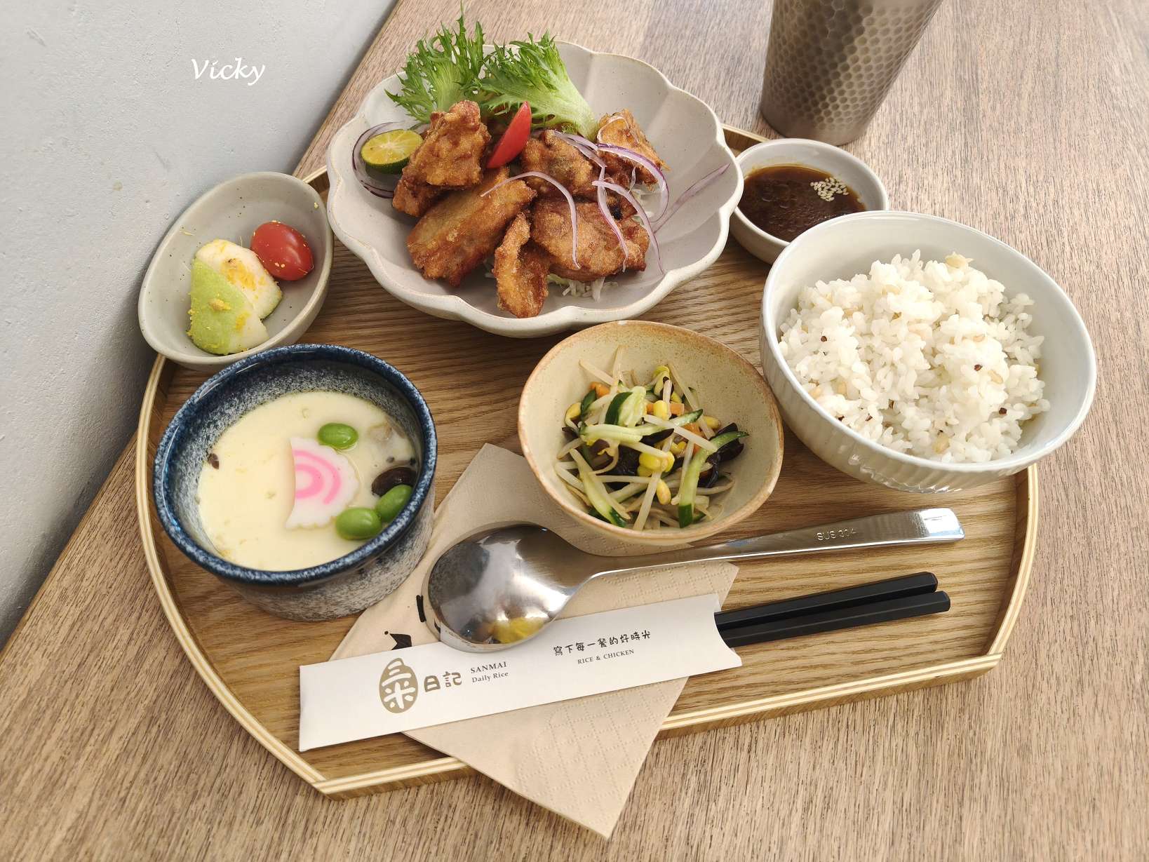 台南東區三米日記崇仁店精緻人氣套餐,主餐搭配白飯、小菜與蒸蛋,營養均衡又美味。